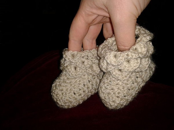 Crochet Crocodile Stitch Baby Booties. 