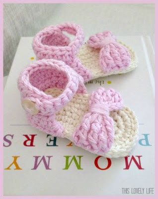 Bow Front Crochet Baby Sandals. 