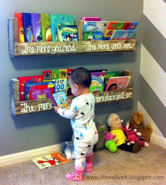 Dr.Seuss Pallet Book Shelf. 