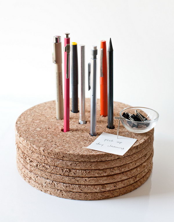 Cork Pencil Holder. Get the tutorial 