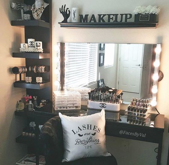 Makeup Vanity With Side Shelf. 