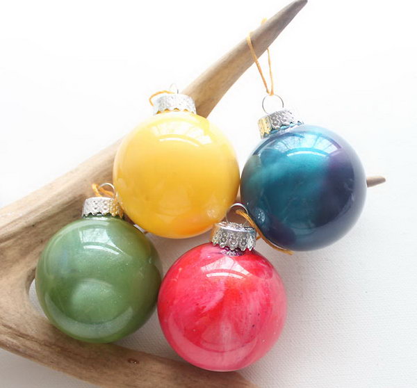 DIY Decorative Anthropologie Marbled Glass Ornaments with Nail Polish. 