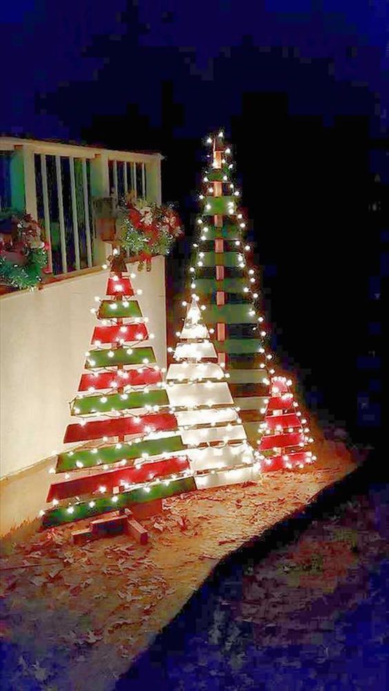 DIY Outdoor Pallet Christmas Trees. 