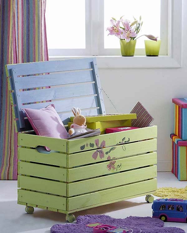 DIY Pallet Kids Toy Box. 