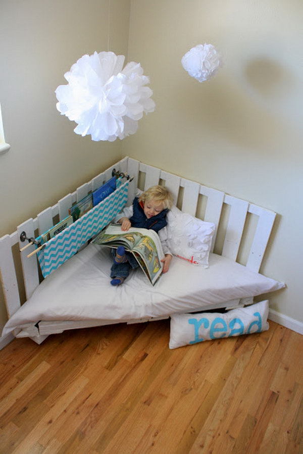 Pallet Reading Nook for Kids.  Get the tutorial 