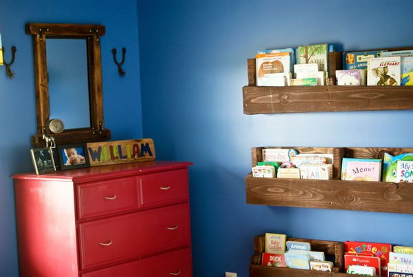 Wood Pallet Bookshelf.  Get the tutorial 