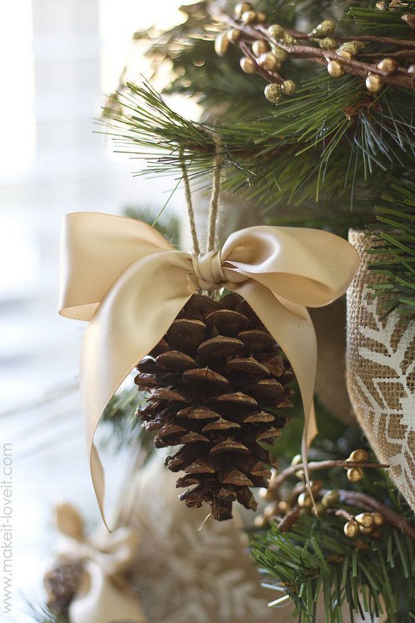 Pinecone Bow Ornament. 