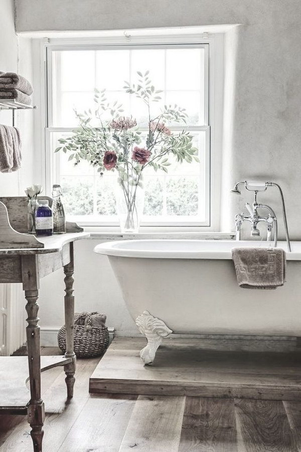  White Vintage Bathroom With Claw Foot Tub