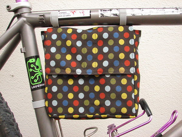 DIY Bicycle Frame Lunch Bag. This is a great DIY gift for men who's fond of bicycle riding! He can use this thing to bring his lunch when he's commuting or just going to the park.
