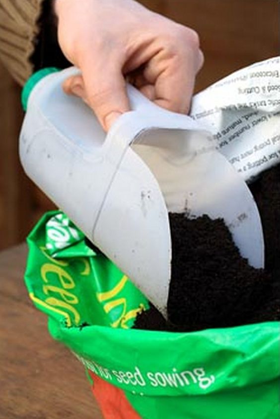 DIY Plastic Bottle Shovel. 