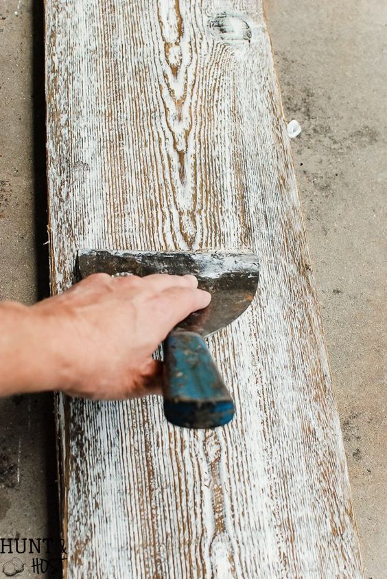 15 DIY Ideas to Distress Wood for Old Look