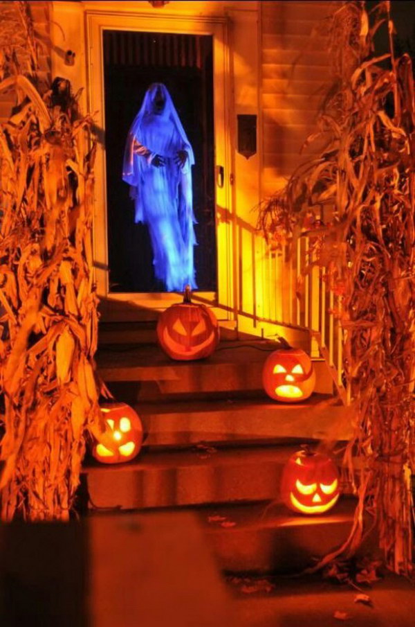DIY Spooky Door Greeter. 
