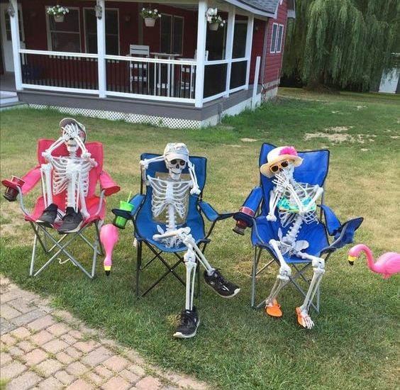 Hilarious Skeleton Decorations For Yard. 
